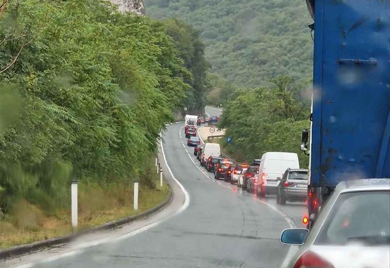 Kolone na putu Mostar - Jablanica | Foto: Viber - Grabovica: Dvoje ozlijeđenih u prevrtanju dva vozila na krov