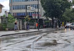 FOTO | Ljetni pljusak osvježio Mostar: Uhvatio i mladence 