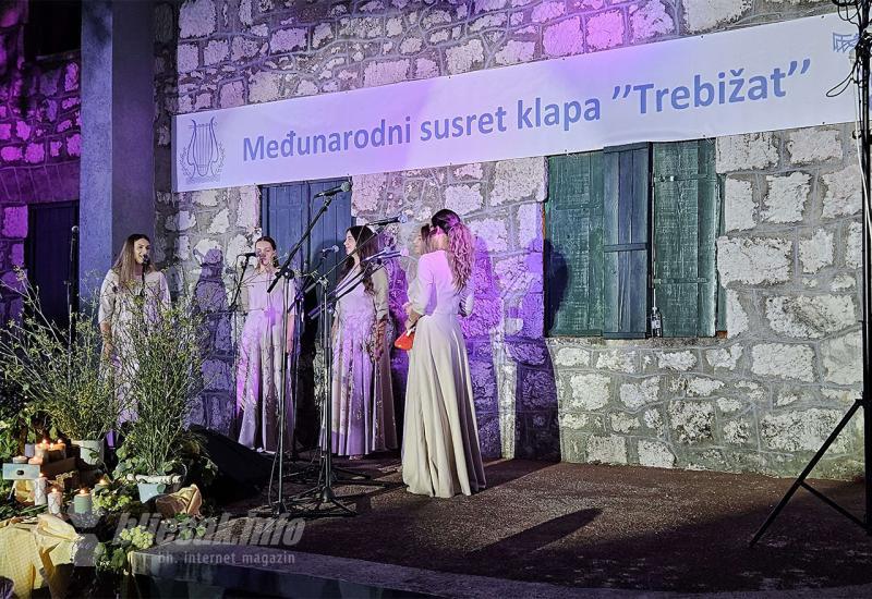 Međunarodni susret klapa Trebižat 2024. - FOTO | Stotine okupljenih na Trebižatu uživalo u klapskim izvedbama