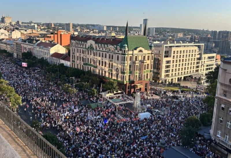 Tisuće ljudi na prosvjedu u Beogradu - Tisuće ljudi na prosvjedu u Beogradu: 