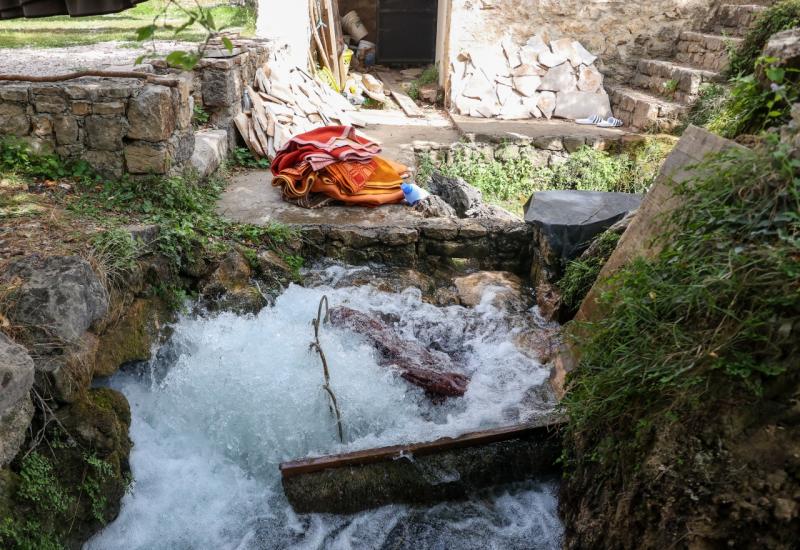 Deke se peru u kristalno čistoj rijeci Bregavi - Braća Buzaljko sačuvala stolačko stuparstvo