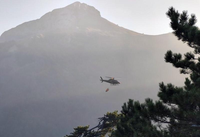 Helikopter gasi požar u NP Sutjeska - Veliki požar na Zelengori: Od jutra helikopterom izbačeno 20.000 litare vode