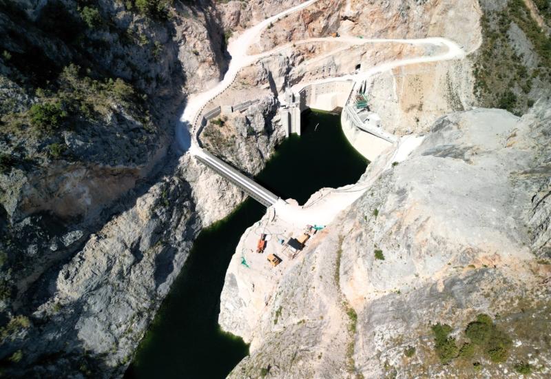 HE Ulog - FOTO | Neretva neprepoznatljiva: Mrtve ribe i rakovi, akumulacija crne boje 