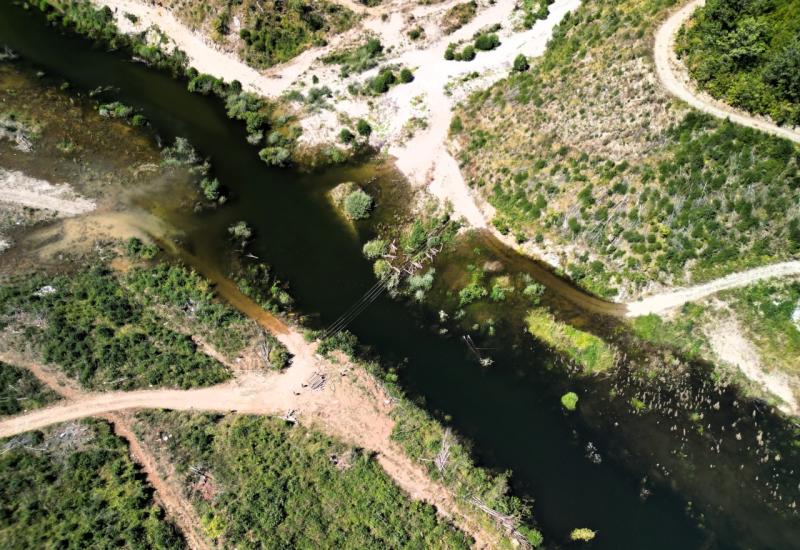 Rijeka Neretva - FOTO | Neretva neprepoznatljiva: Mrtve ribe i rakovi, akumulacija crne boje 