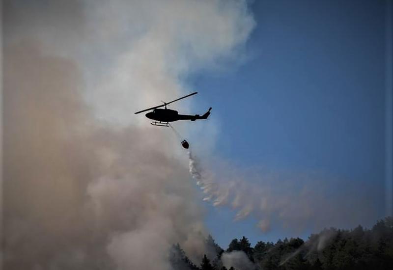 Požar na Tjentištu stavljen pod kontrolu, helikopteri lete u pomoć Bileći