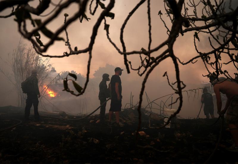 FOTO | Požari koji bukte u okolici glavnog grčkog grada Atene odnose živote