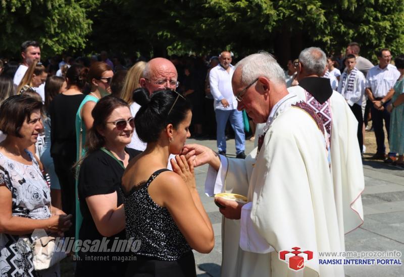 FOTO/VIDEO | Na Šćitu pred velikim brojem vjernika proslavljena Velika Gospa