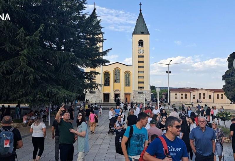 Vjernici slave blagdan Velike Gospe - Tisuće vjernika na blagdan Velike Gospe u Međugorju i u Širokom Brijegu