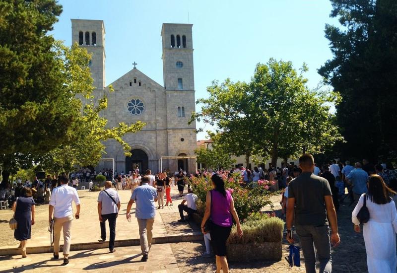 Tisuće vjernika na blagdan Velike Gospe u Međugorju i u Širokom Brijegu