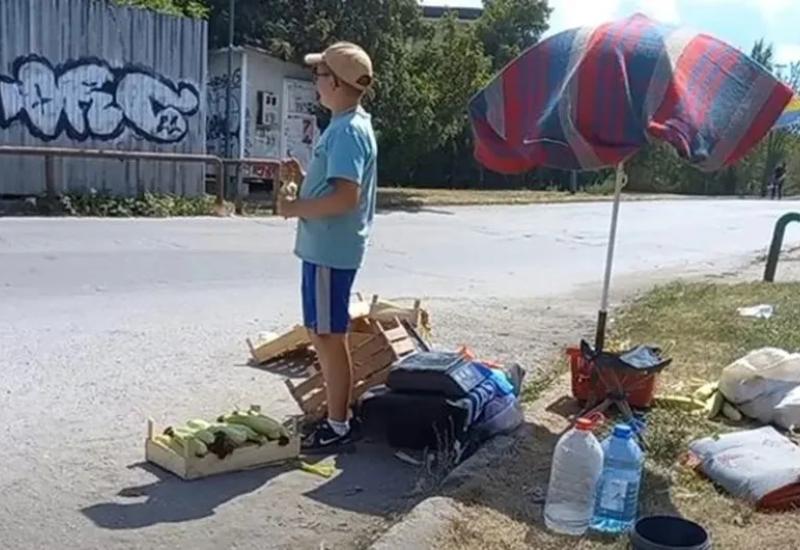 Dječak iz BiH očitao lekciju svima, prodaje voće i povrće kako bi pomogao roditeljima