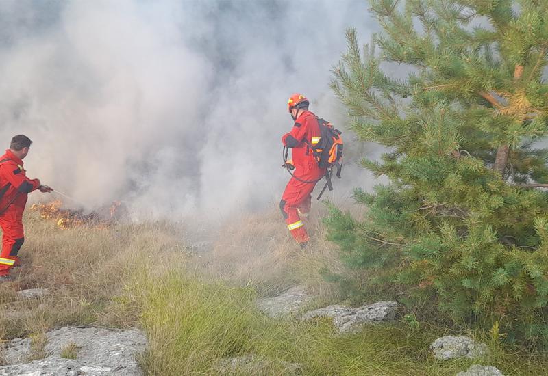 Posuški vatrogasci bore se s požarom na Oštrcu