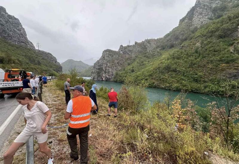 Teška prometna kod Jablanice: Vozilom sletjeli u jezero