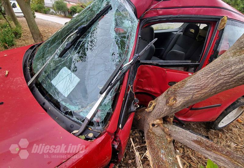 Mostar: Drvo spriječilo automobil da ne sleti u Neretvu