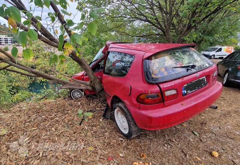 Mostar: Drvo spriječilo automobil da ne sleti u Neretvu