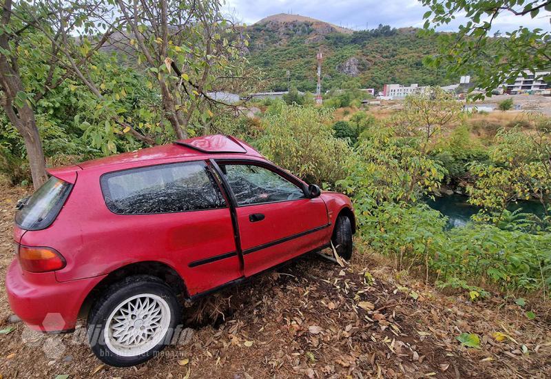 Mostar: Drvo spriječilo automobil da ne sleti u Neretvu