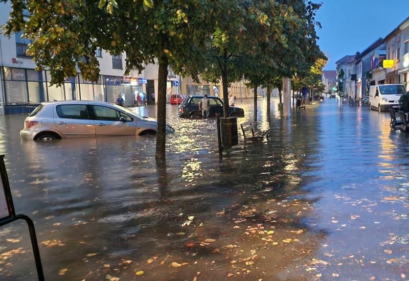 Obilna kiša stvorila probleme u Hrvatskoj: Poplave na ulicama, 'zaplivali' automobili 