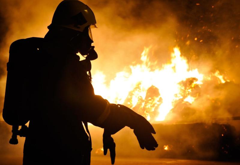 Vatrogasci gase veliki požar, zatvoren put prema Stocu