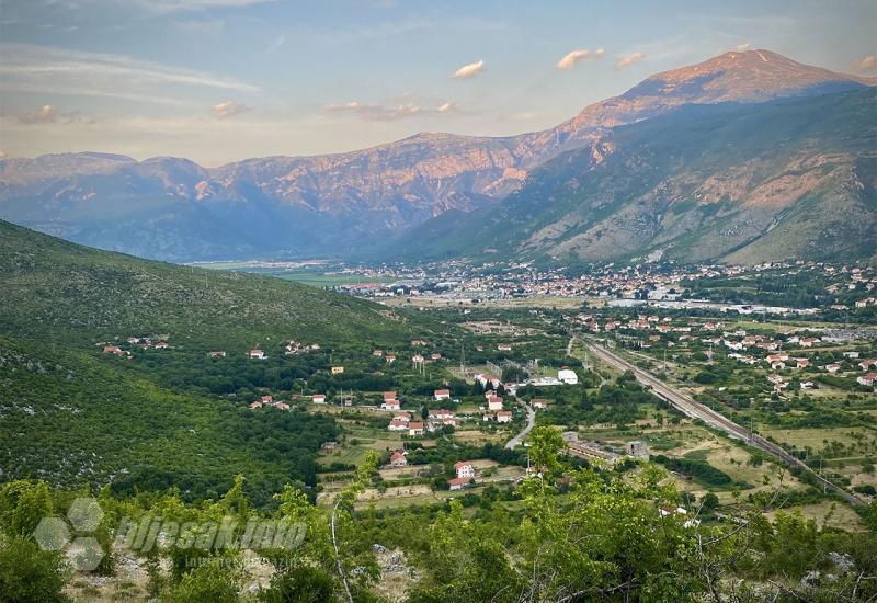 Cvijeće u Neretvu kao podsjetnik na neprocesuirani zločin u Raštanima