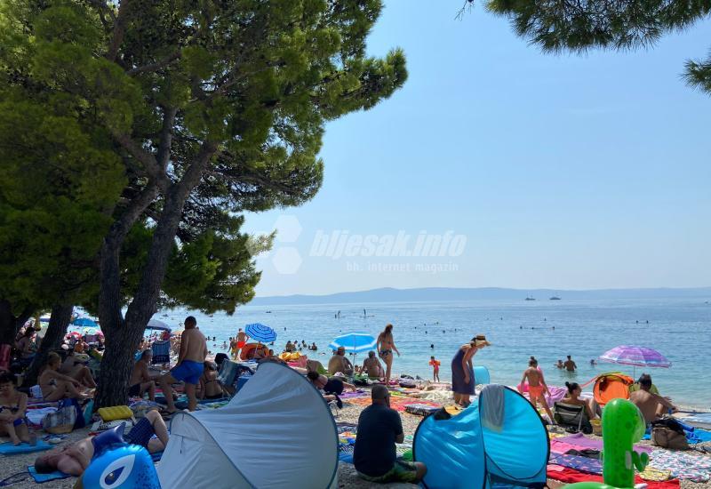 Tučepi - Plaže u Tučepima i dalje pune, ljeto ne pokazuje znakove opadanja