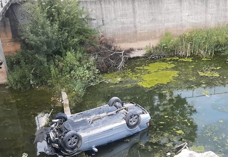 Prometna u Širokom: Automobil sletio u rijeku, vozač teško ozlijeđen