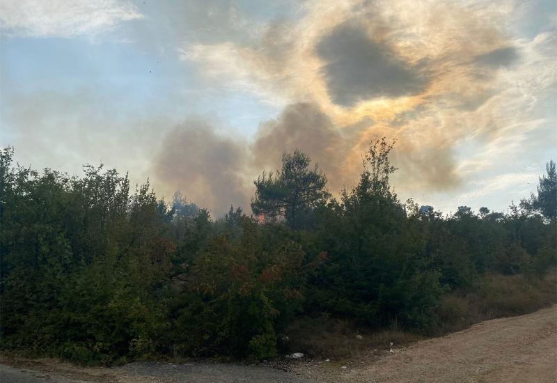 Požar na Gubavici ugašen, jutros aktivirano novo požarište