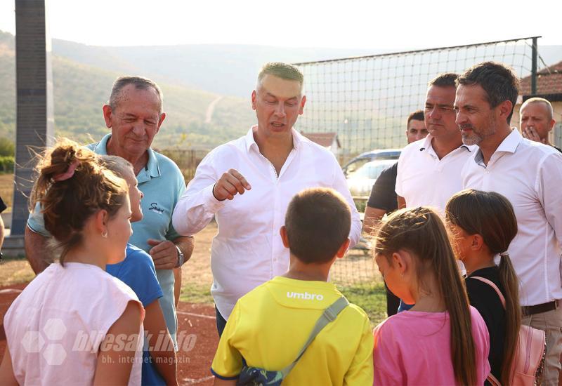 Ministar sigurnosti Bosne i Hercegovine Nenad Nešić u mostarskom naselju Baćevići - Nešić poručio iz Baćevića: Nećemo dozvoliti lov na Srbe