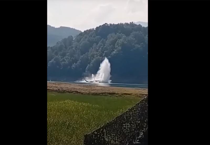 Snimljen trenutak kada je helikopter OSBiH pao u Jablaničko jezero