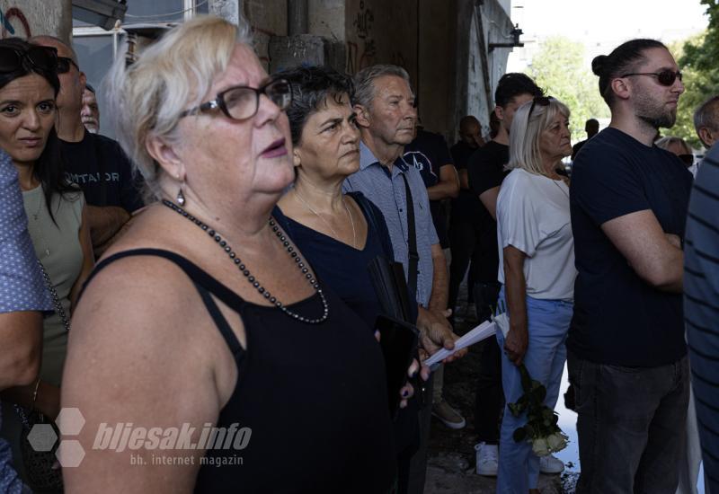 Okupljeni ispred spomenika poginuloj djeci - Spomenik jednom sjećanju: 