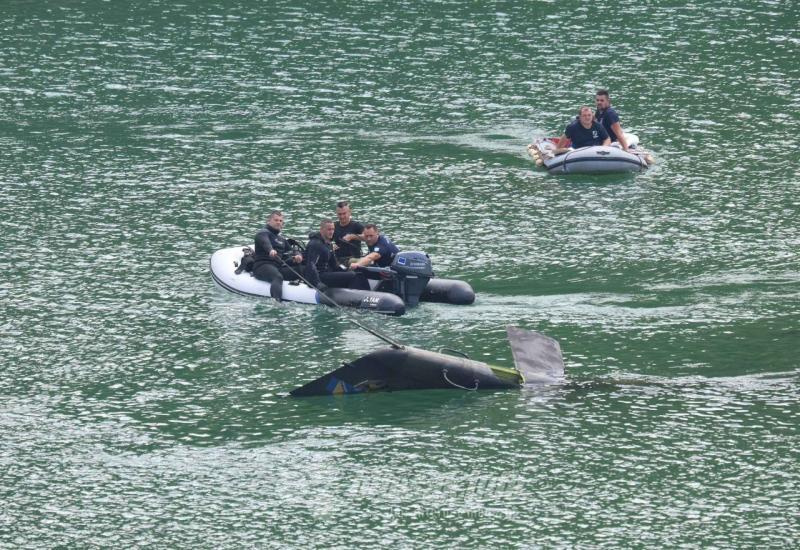 FOTO | U tijeku je izvlačenje helikoptera OS BiH iz Jablaničkog jezera 