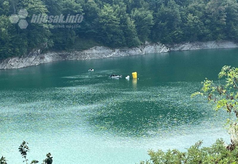 Ronioci u akciji - FOTO | U tijeku je izvlačenje helikoptera OS BiH iz Jablaničkog jezera 