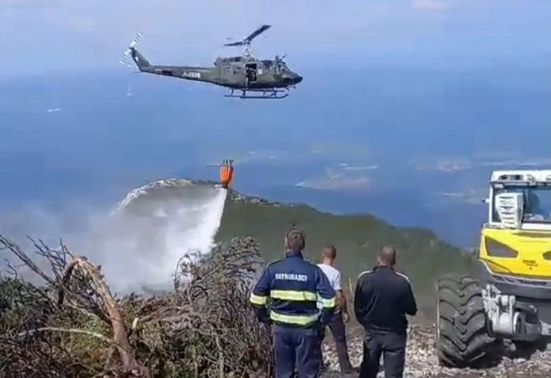 Požar na području Srebrenice širi se strmim terenom, očekuje se pomoć helikoptera