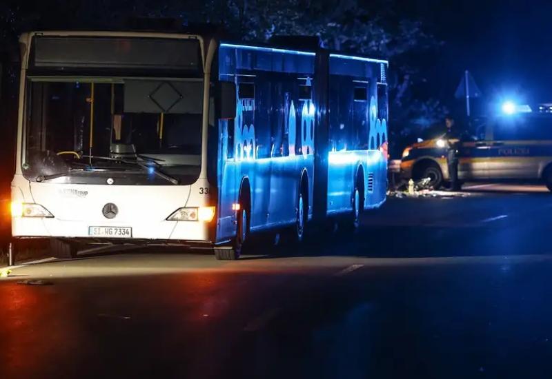 Napad u autobusu - Njemačka: Žena nožem napala putnike autobusa 