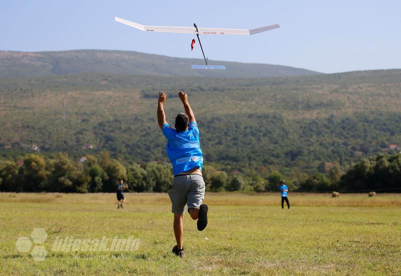 Svjetski kup u Mostaru: Aeromodelari se bore za titulu - Vjetar testirao vještine: Mostar centar aeromodelarstva ovog vikenda