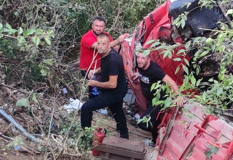 FOTO | VIDEO – Priča o herojima koji su spašavali vozača kamiona