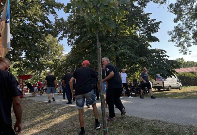 Ratni veterani se nisu htjeli rukovati s Dodikom, on im pokazao srednji prst