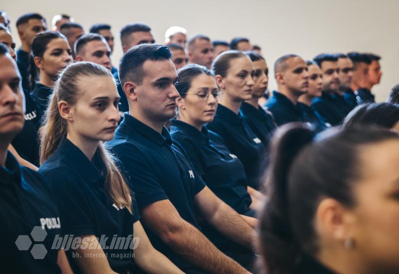 FOTO GALERIJA | Prisegnuli novi policajci i policajke u HNŽ-u