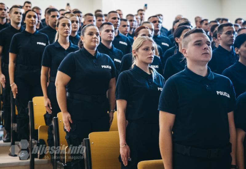 FOTO GALERIJA | Prisegnuli novi policajci i policajke u HNŽ-u