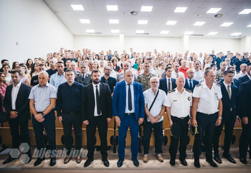 FOTO GALERIJA | Prisegnuli novi policajci i policajke u HNŽ-u