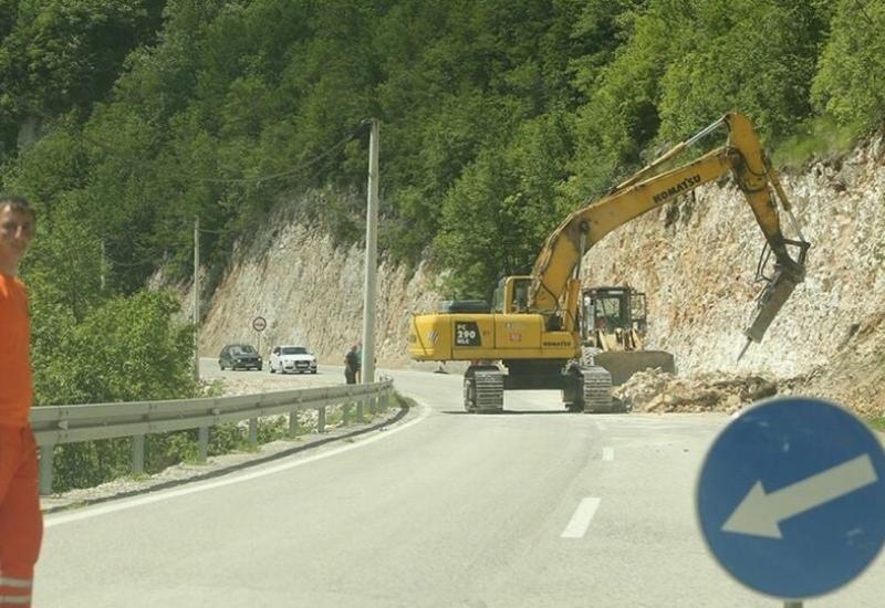 Kamenje palo na autobus, dvije osobe ozlijeđene