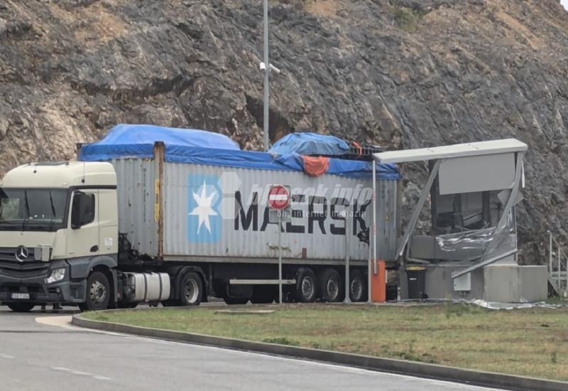 Šleper udario u carinsku kućicu na Bijači i uništio je