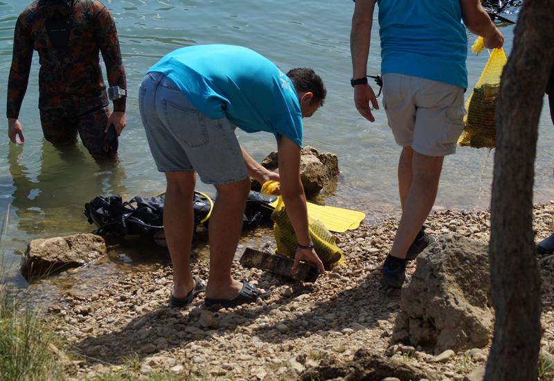 U subotu su članovi i volonteri Ronilačkog kluba Mostar očistili veliki dio mostarskih plaža na Mostarkom jezeru - Očišćen velik dio plaža na Mostarskom jezeru