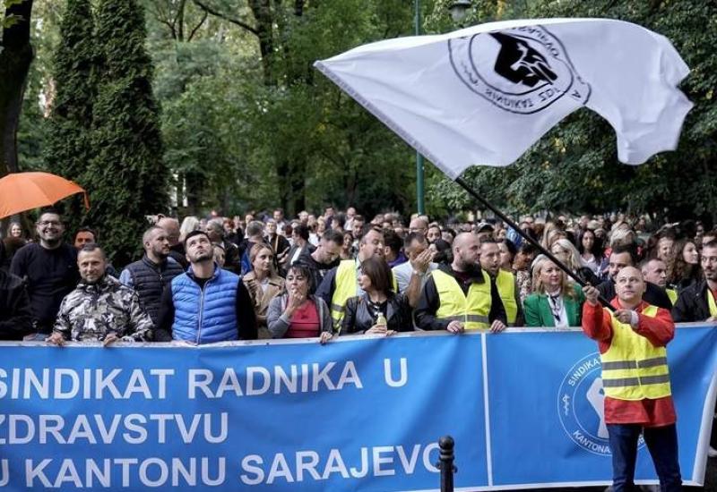 Nezadovoljstvo u Sarajevu - zdravstveni radnici blokiraju promet