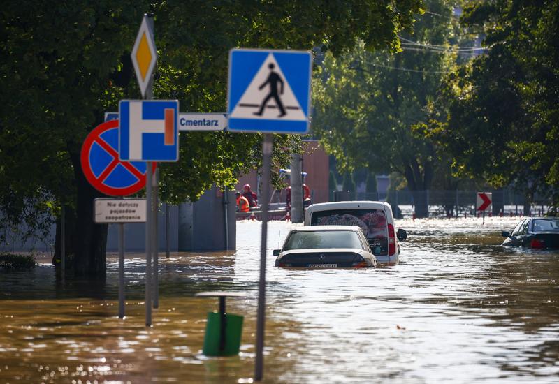 Evakuacija ljudi u Poljskoj  - Dvadeset ljudi poginulo u poplavama u Europi: Evakuacija ljudi u Poljskoj 