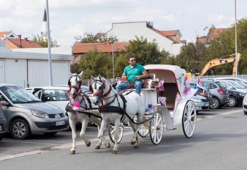 Doček za kraljicu i princezu - ponosni tata u bijeloj kočiji dočekao mamu i bebu ispred rodilišta