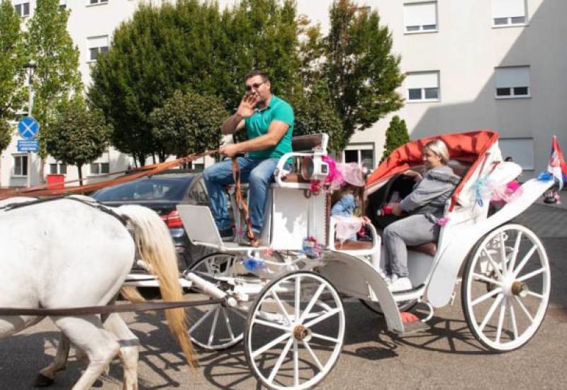 Dolazak kočijom po bebu - Doček za kraljicu i princezu - ponosni tata u bijeloj kočiji dočekao mamu i bebu ispred rodilišta