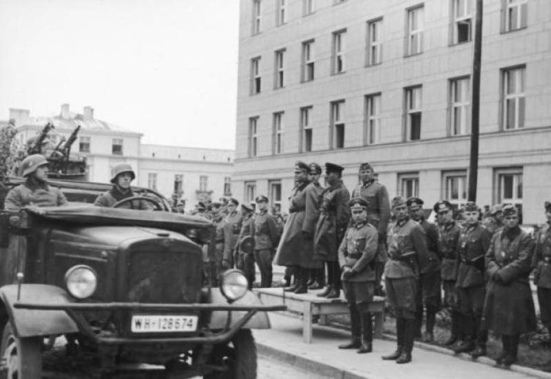 Zajednička parada Wehrmachta i Crvene armije nakon okupacije Poljske 1939. - Zajednička parada nacista i komunista nakon okupacije Poljske