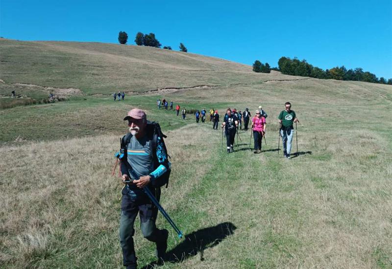 Druženjem i šetnjom na planini Lisac obilježena 132. godišnjica planinarstva