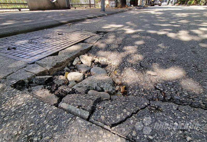 Stanovnici mostarske ulice pozivaju ''svoje'' kandidate: Dođite, bacite krug i bar nam obećajte