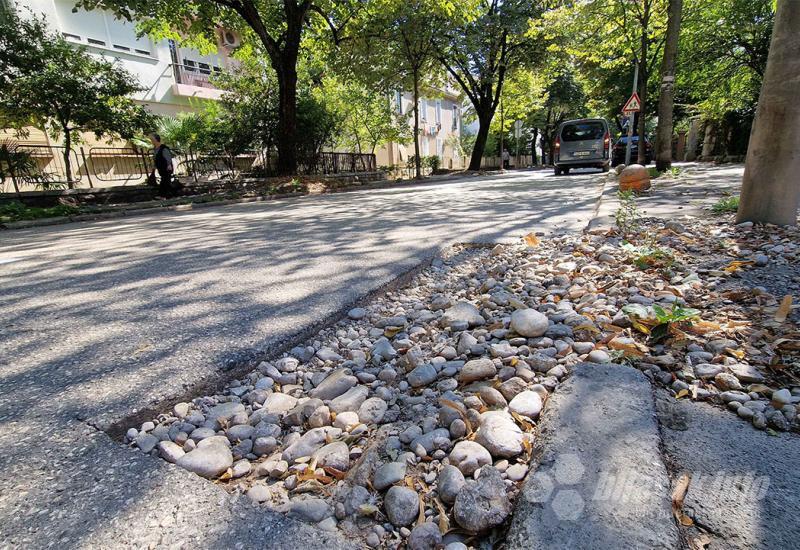 Stanovnici mostarske ulice pozivaju ''svoje'' kandidate: Dođite, bacite krug i bar nam obećajte