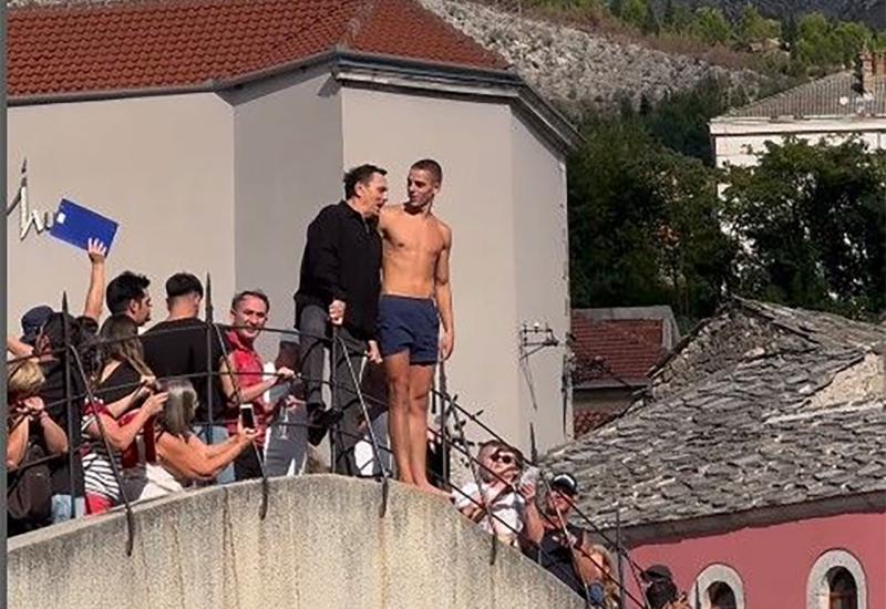 VIDEO | Keba želio skočiti sa Starog mosta, pa se ubrzo predomislio